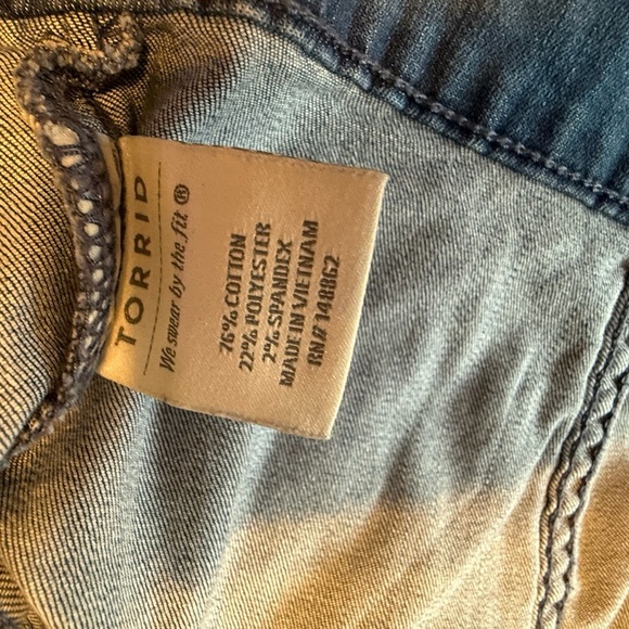 Torrid woman’s size 1 cropped button blue jean jacket EUC - Picture 8 of 10